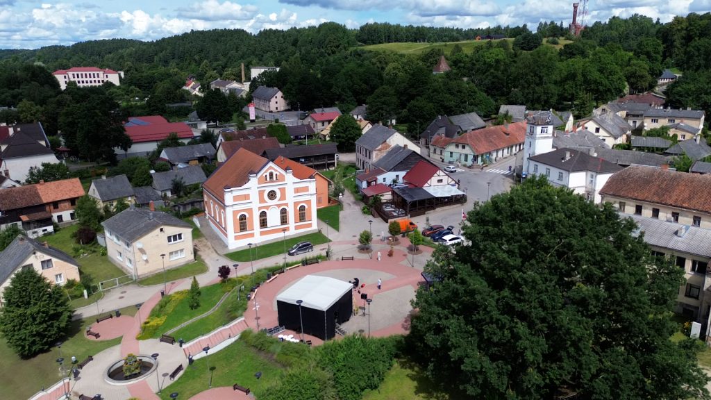 Sabiles centrs un estrādes laukums redzami no putna lidojuma.
