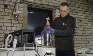 Pētnieks laboratorijas apstākļos strādā pie bioreaktora bioloģiskā preparāta pagatavošanai.