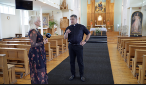Salaspils Romas katoļu draudzes prāvests Ilmārs Tolstovs sniedz interviju baznīcā par gatavošanos svētceļojumam uz Aglonu.