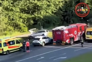 Operatīvie dienesti strādā ceļu satiksmes negadījuma vietā, kur sadūrušās vairākas automašīnas.