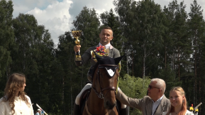 Jātnieks saņem uzvarētāja kausu konkūra sacensību apbalvošanas ceremonijā Inčukalnā.