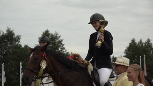 Jātniece saņem uzvarētājas kausu konkūra sacensību apbalvošanas ceremonijā Inčukalnā.