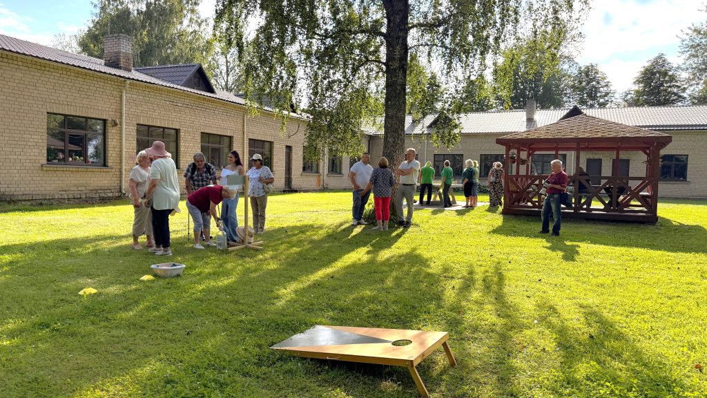 Seniori piedalās sporta un prāta spēļu aktivitātēs pie Variešu skolas.