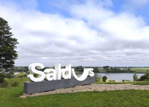 Skats uz Saldus ezeru un pilsētas uzrakstu Saldus.