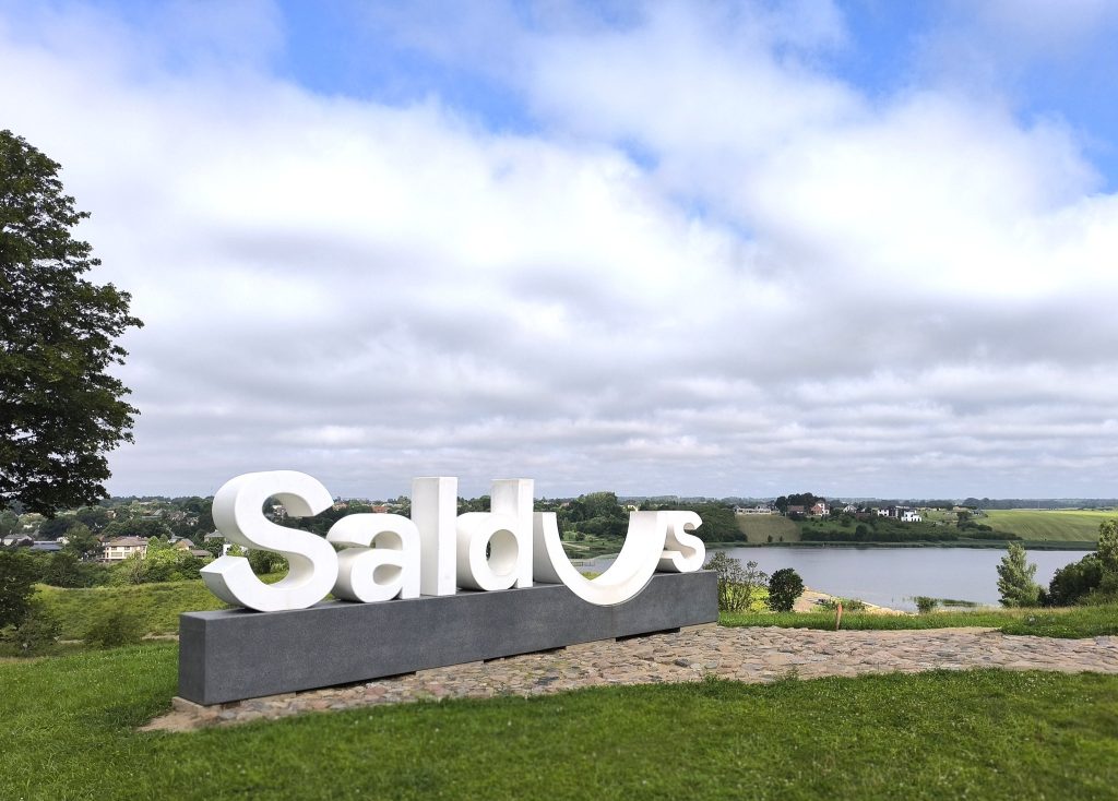Skats uz Saldus ezeru un pilsētas uzrakstu Saldus.