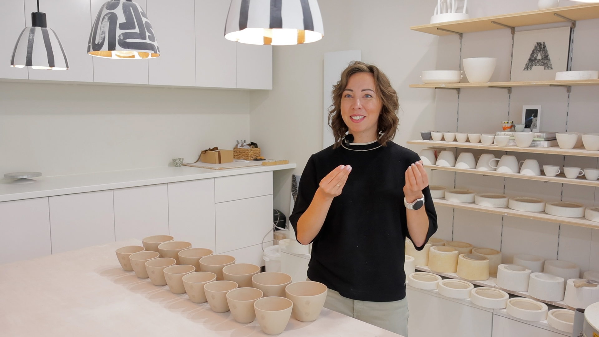 Zīmola “Cerannic” radītāja Annija Kanska porcelāna darbnīcā pie galda ar traukiem.