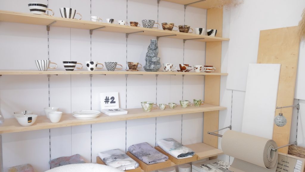 Plaukti ar dažādiem porcelāna izstrādājumiem.