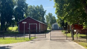 Viesītes muzeja “Sēlija” teritorija ar vēsturiskajām dzelzceļa ēkām.