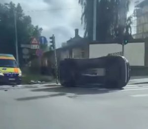 Apgāzusies automašīna pēc ceļu satiksmes negadījuma Rīgas centrā.