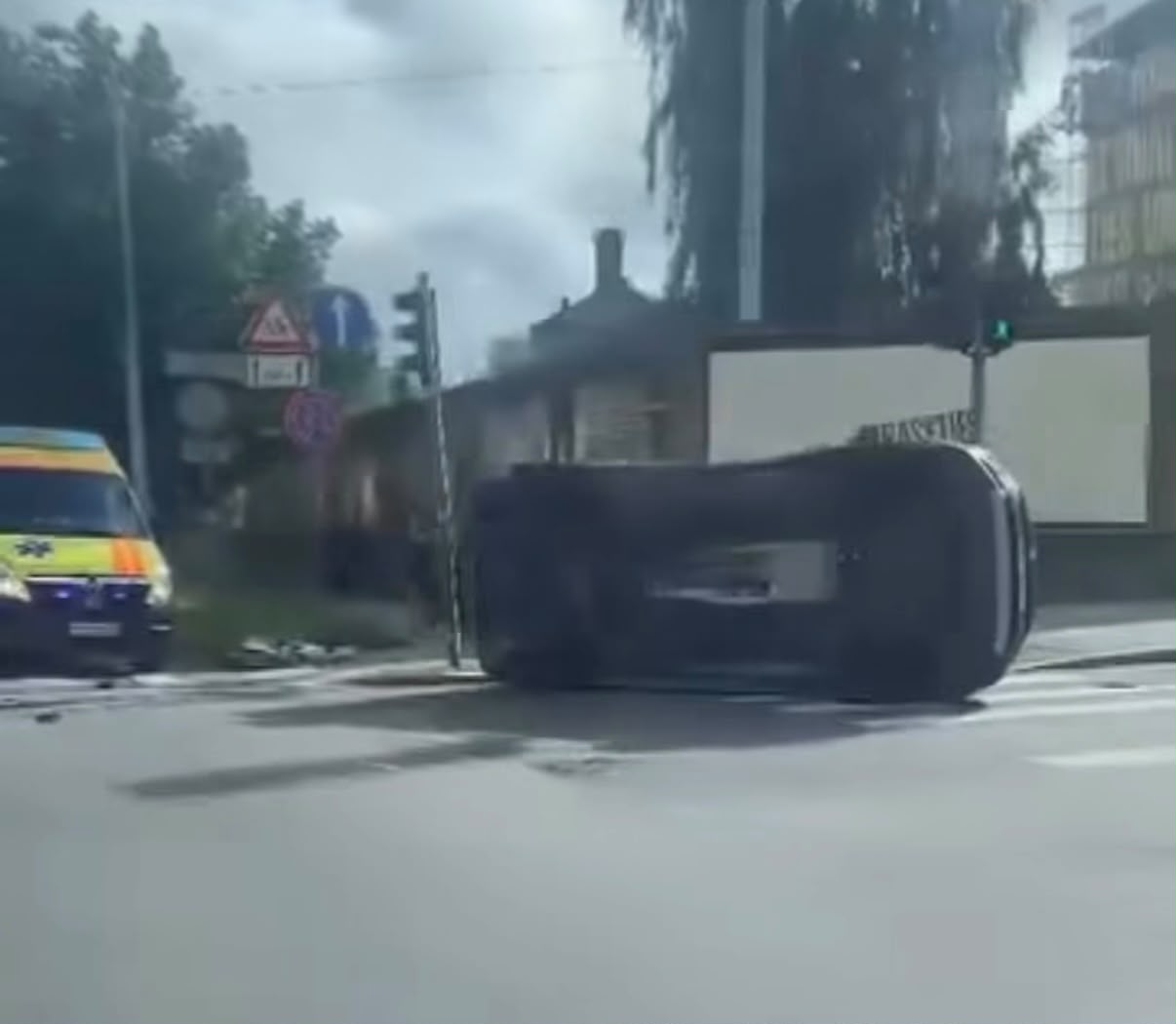 Apgāzusies automašīna pēc ceļu satiksmes negadījuma Rīgas centrā.