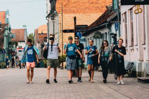 „Young Media Sharks” nometnes jaunieši filmēšanas nodarbībā pilsētvidē