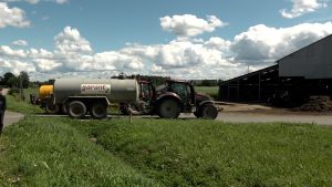 Traktors ar šķidrmēslu cisternu pie biogāzes un biometāna ražotnes.