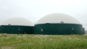 Esošā biogāzes un biometāna ražotne Naukšēnos ar fermentācijas tvertnēm.