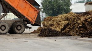Kravas automašīna izkrauj kūtsmēslus biogāzes un biometāna ražotnes teritorijā.