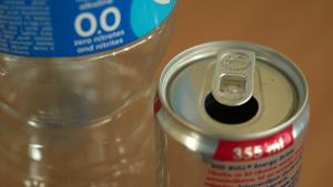 Plastmasas dzēriena pudele un metāla dzēriena skārdene, kas ietilpst depozīta sistēmā.