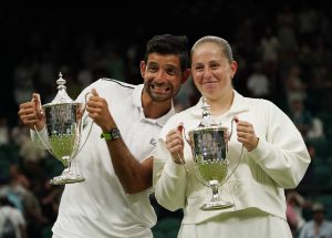 Jeļena Ostapenko un Marselo Arevalo ar Vimbldonas jaukto dubultspēļu uzvarētāju kausiem.