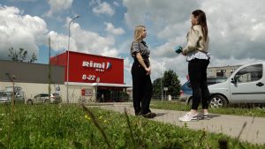 Jauniete pie veikala Gulbenē stāsta par pirmās palīdzības sniegšanu bezsamaņā nonākušam cilvēkam.
