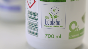 ES ekomarķējuma "EU Ecolabel" logotips uz sadzīves tīrīšanas līdzekļa iepakojuma.