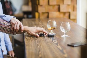 Cilvēks attur draugu no automašīnas atslēgu paņemšanas pēc alkohola lietošanas.