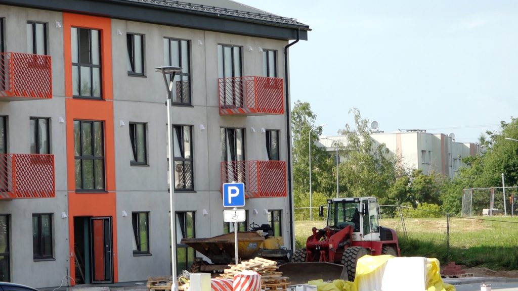 No 2027. gada jaunajos daudzdzīvokļu namos virs pieciem stāviem būs obligāti jāizbūvē patvertnes, taču būvnieki brīdina par izmaksām.
