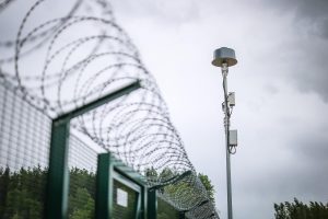 Pretdronu aizsardzības sistēmas aprīkojums pie žoga ar dzeloņstieplēm uz valsts robežas.