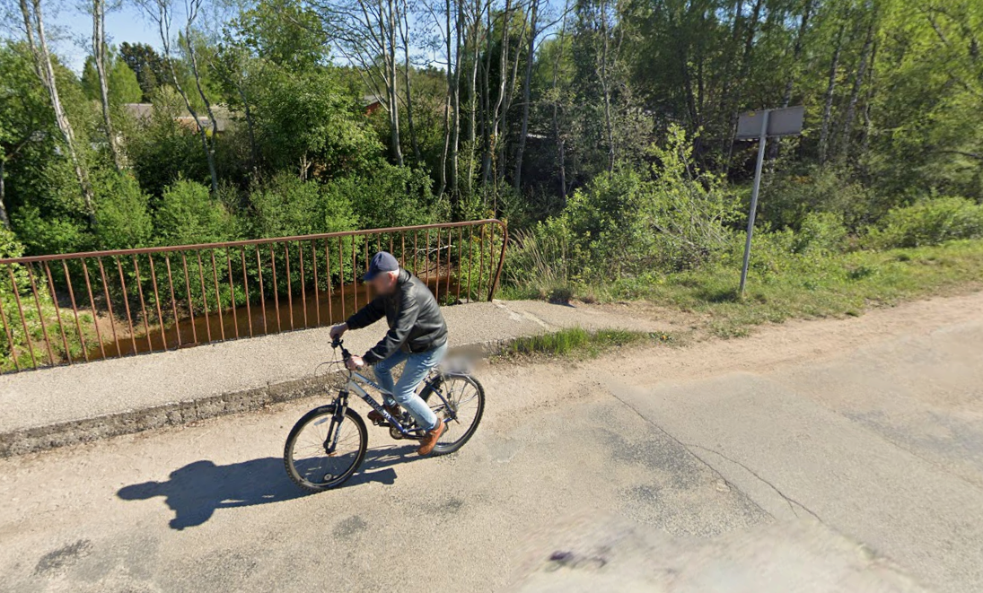 Velosipēdists uz Rožu bulvāra tilta pār Pēterupi Saulkrastu novadā.