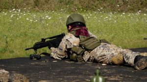Valsts aizsardzības mācības nometnes dalībnieks šaušanas apmācībā poligonā “Lāčusils”.