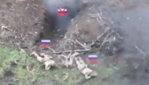 Skats no drona uz karavīriem ierakumos Ukrainas frontē.