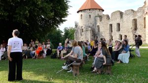 Biedrības "Sievietes aizsardzībai Skudras" tikšanās Cēsu pils parkā pulcē desmitiem dalībnieču pie Cēsu pilsdrupām.