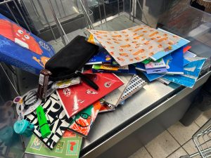Skolas piederumi – burtnīcas, penālis, šķēres un citi mācībām nepieciešamie priekšmeti.