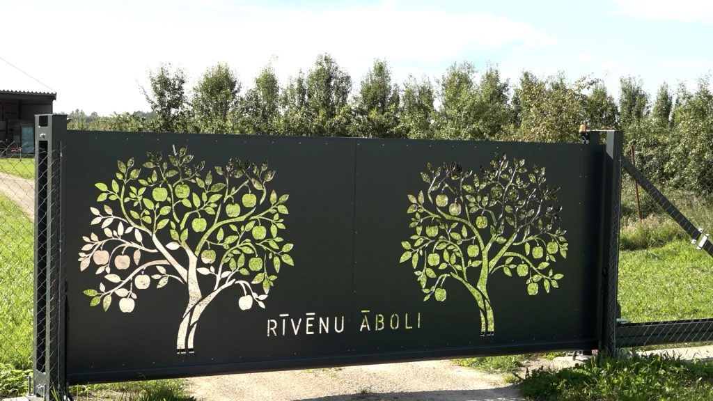 ZS “Rīvēni” augļu dārza ieejas vārti