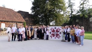 Ukrainas kopienas pārstāvji Valmierā kopīgā pasākumā pie Valmieras pilsdrupām