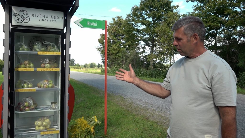 Gints Neimanis pie “Rīvēnu ābolu” pašapkalpošanās skapja