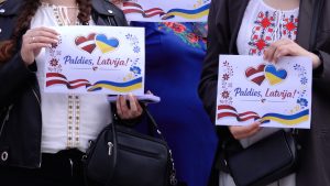 Ukrainietes ar plakātiem “Paldies, Latvija!” Ukrainas Neatkarības dienas pasākumā Valmierā