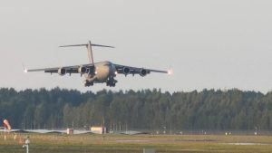 C-17 Globemaster lidmašīna nolaižas Rīgas lidostā
