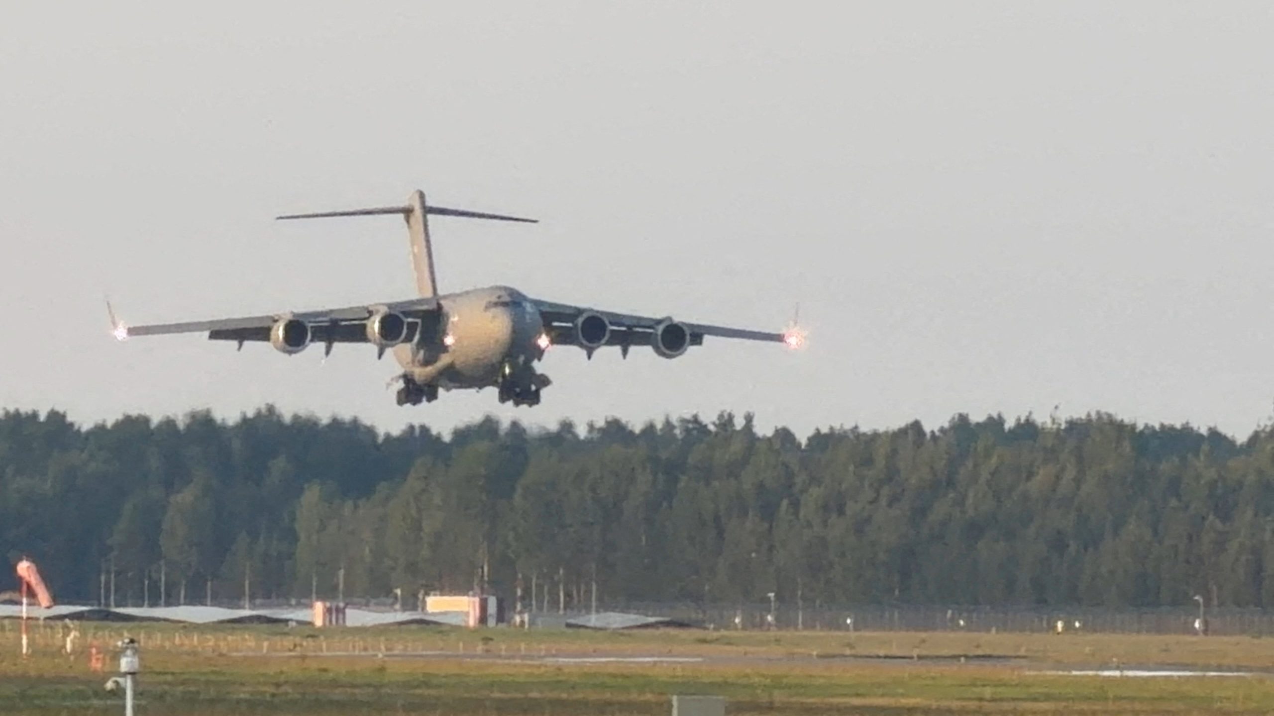 C-17 Globemaster lidmašīna nolaižas Rīgas lidostā