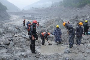 Glābēji plūdu un dubļu nogruvumu skartā teritorijā Nepālā