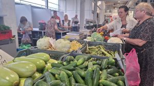 Pircēji izvēlas svaigus dārzeņus pie tirdzniecības vietas Jelgavas jaunajā tirgū.