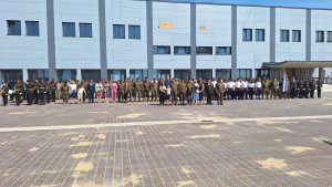 Zemessardzes 51. kājnieku bataljona zemessargi un karavīri ierindā topošās militārās bāzes laukumā Apguldē komandiera maiņas ceremonijas laikā.