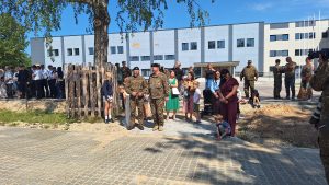 Zemessargi, karavīru ģimenes un viesi pulcējušies pie topošās militārās bāzes Apguldē pēc komandiera maiņas ceremonijas.