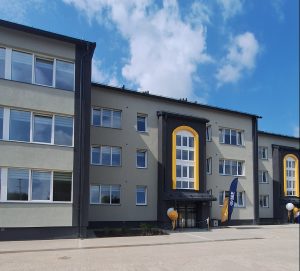 Atjaunota daudzdzīvokļu dzīvojamā ēka Iecavā, ko uzņēmums "Balticovo" izbūvējis saviem darbiniekiem.