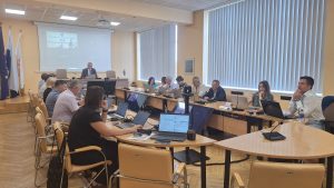 Bauskas novada domes deputāti ārkārtas sēdē lemj par Bauskas pilsētas pamatskolas nākotni.