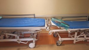 Divas slimnīcas pacientu gultas gaitenī
