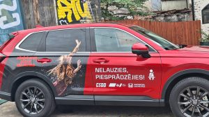CSDD kampaņas automašīna ar aicinājumu piesprādzēties ar drošības jostu