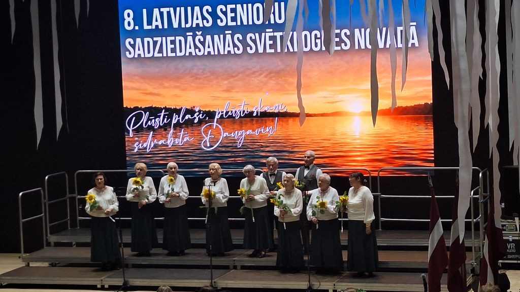 Senioru ansamblis uzstājas sadziedāšanās svētkos Ogres novadā
