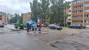 Iedzīvotāji pie ūdens cisternas daudzdzīvokļu namu pagalmā pēc vētras radītajiem traucējumiem