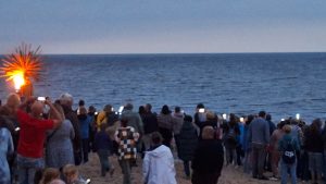 Senās uguns nakts Saulkrastos – cilvēki jūras krastā pie iedegta ugunskura
