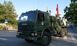 Latvijas armijas militārais transportlīdzeklis parādes laikā