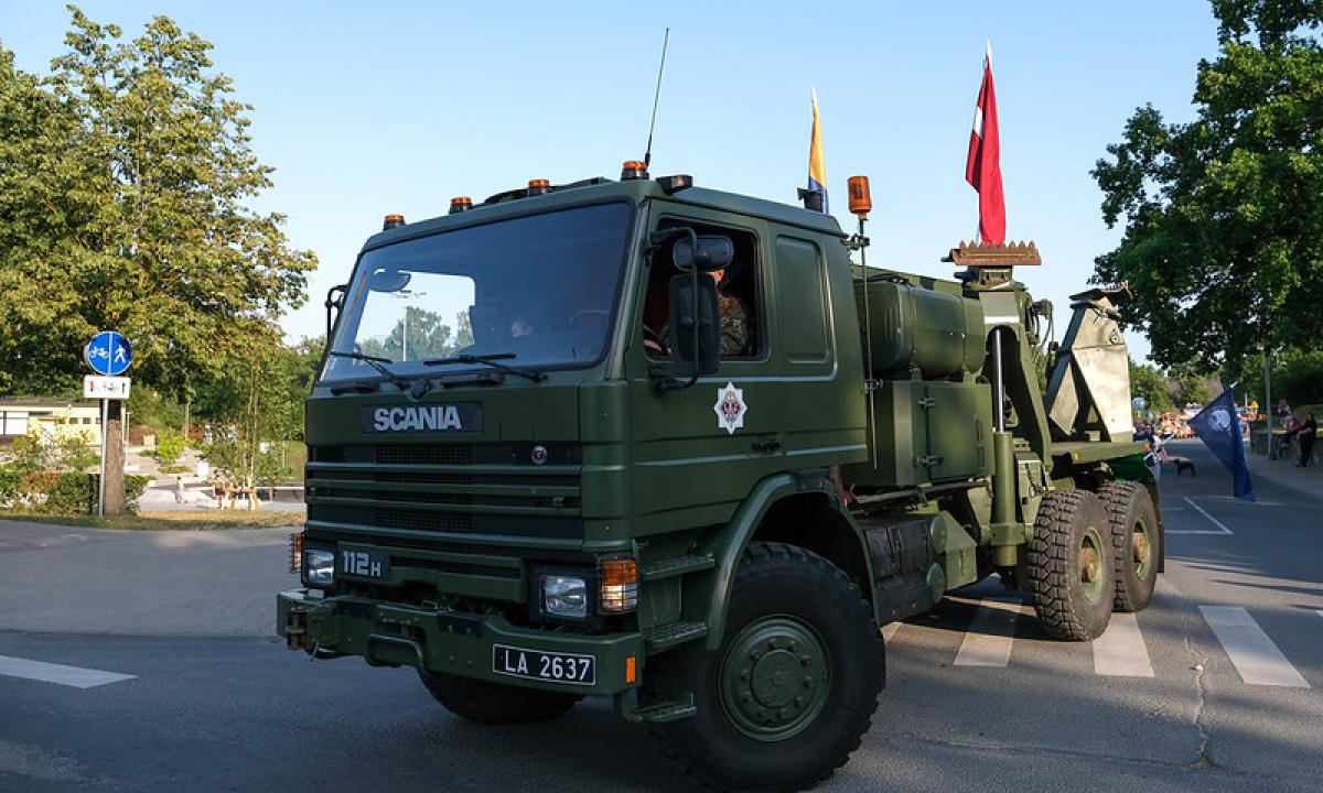 Latvijas armijas militārais transportlīdzeklis parādes laikā