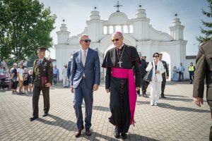 Valsts amatpersona un katoļu garīdznieks Vissvētākās Jaunavas Marijas debesīs uzņemšanas svētkos Aglonā.
